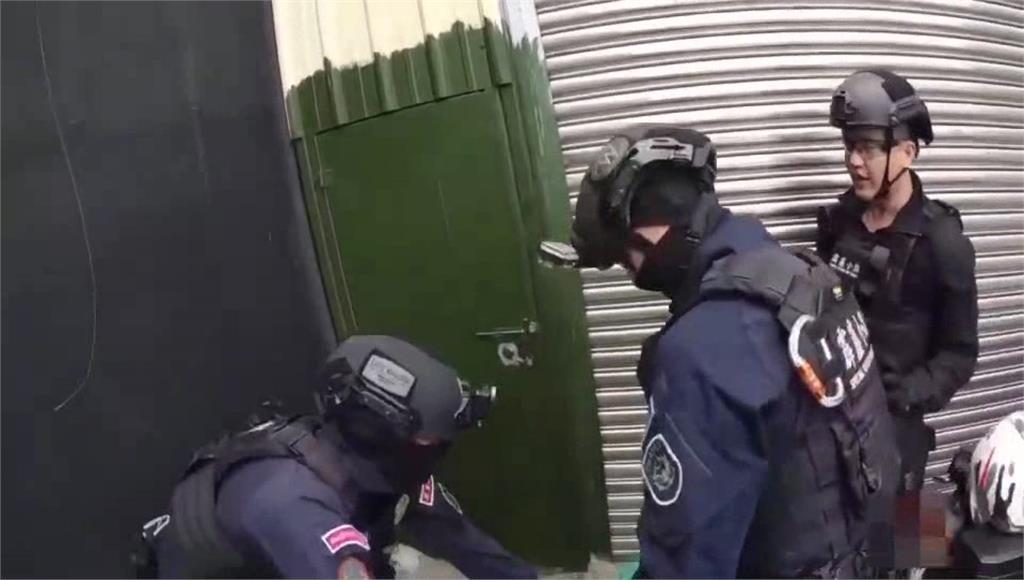 閒置蘭花溫室囚禁「豬仔」 雲檢警荷槍實彈攻堅搶救