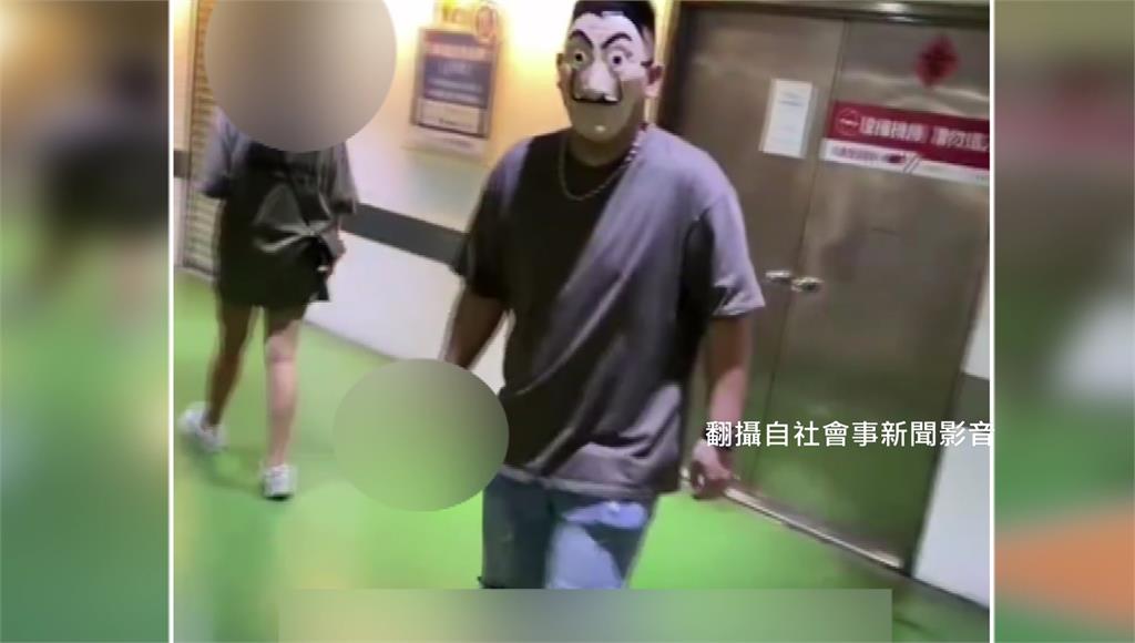 男子戴面具拿著刀，在百貨內嚇人，被逮稱好玩。圖／翻攝自社會事新聞影音