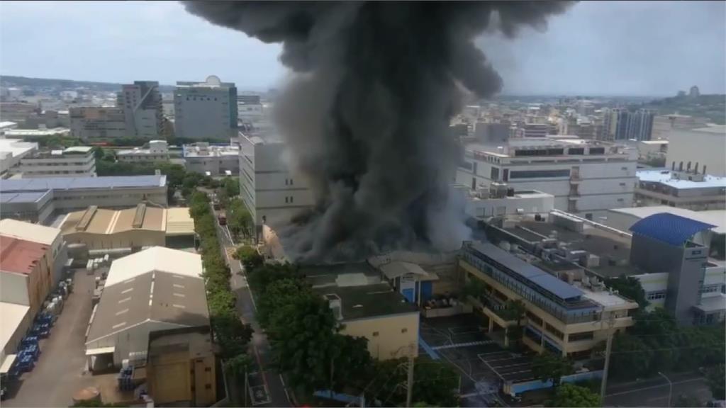 竹科某化學精密工廠傳爆炸火警 火舌狂竄黑煙直沖天際