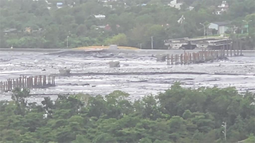 馬太鞍溪新堰塞湖13：30提前溢流 泥水狂灌畫面曝