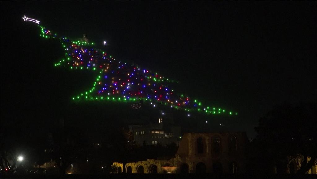 義大利號稱全球最大的耶誕樹，舉行點燈儀式。圖／美聯社