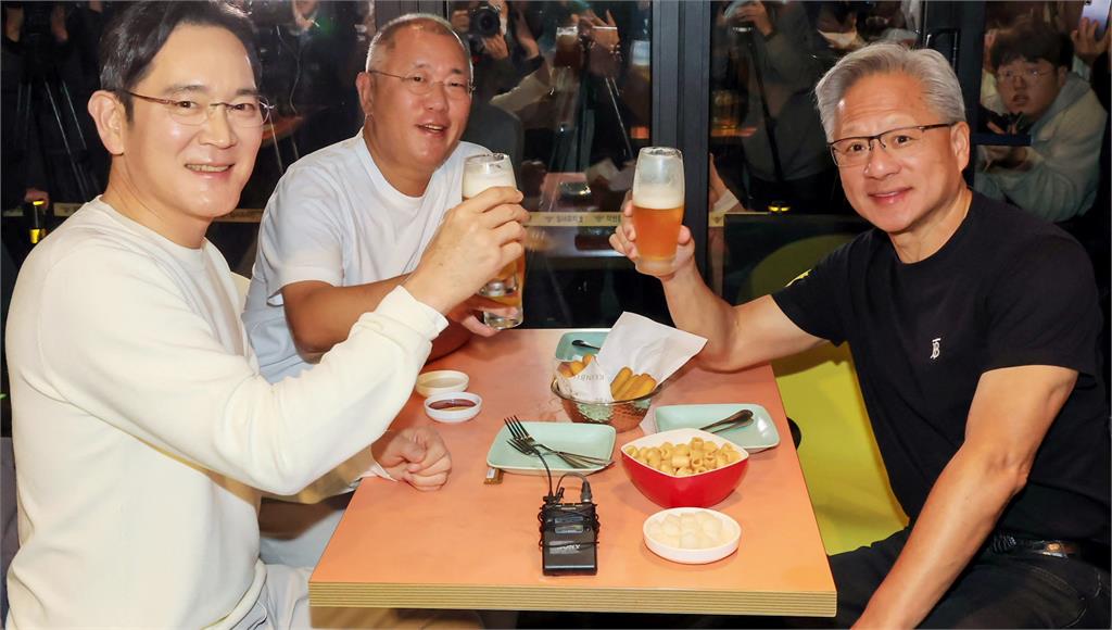 黃仁勳訪韓合體三星李在鎔、現代鄭義宣！三巨頭吃炸雞「喝交杯酒」