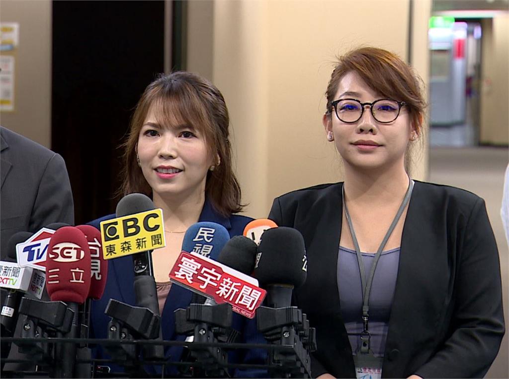 台北市政府新任發言人陳智菡（左）與新任副發言人林珍羽（右）今日接受媒體聯訪。圖：台視新聞
