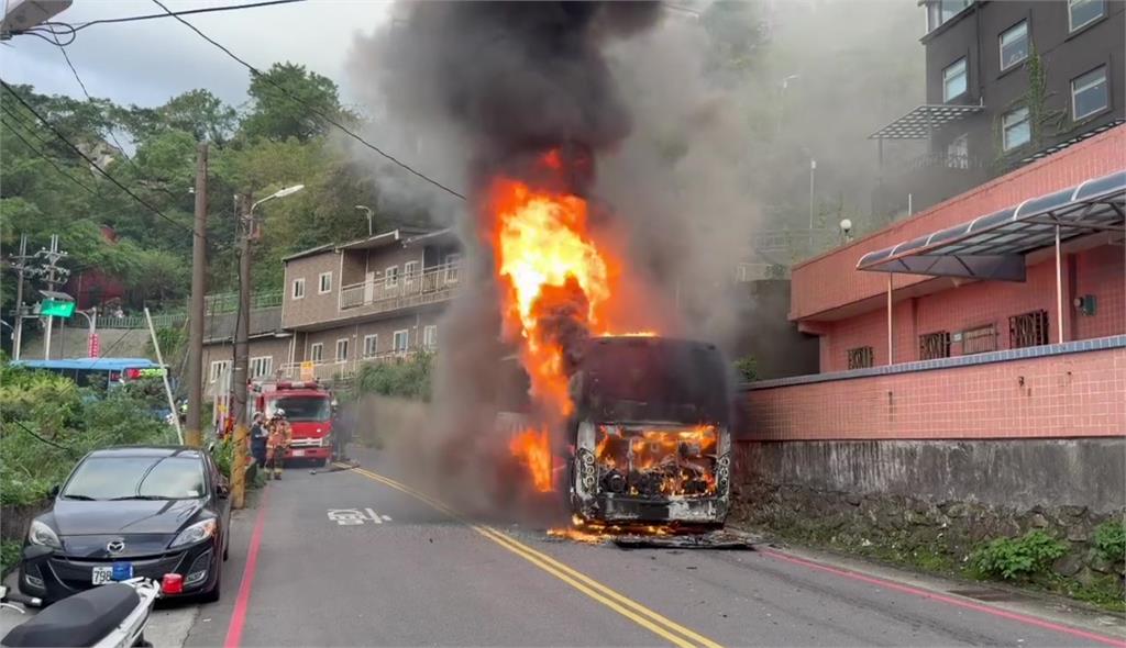 濃煙從對面山頭可見！九份遊覽車驚傳火燒車 旅客全下車觀光幸無人傷
