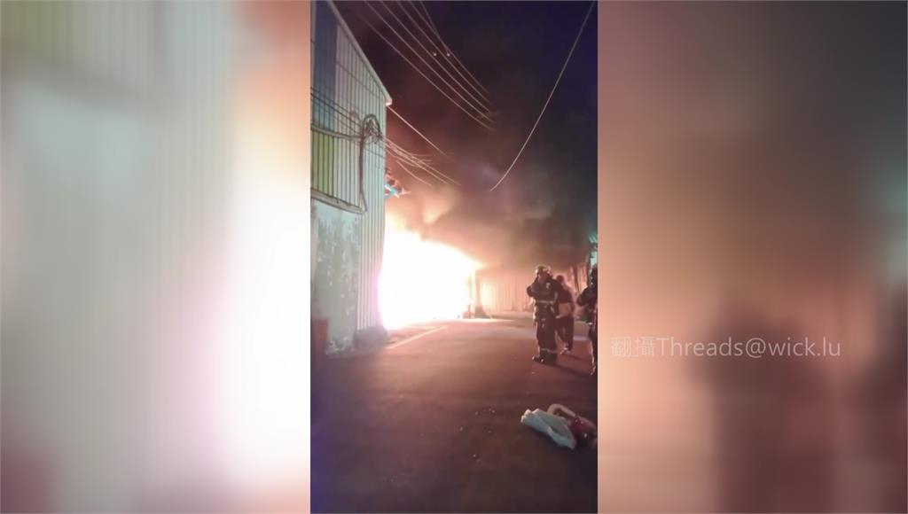 鐵皮屋堆回收雜物起火 橘紅火光、濃煙猛竄「消防員急切鐵門灌救」