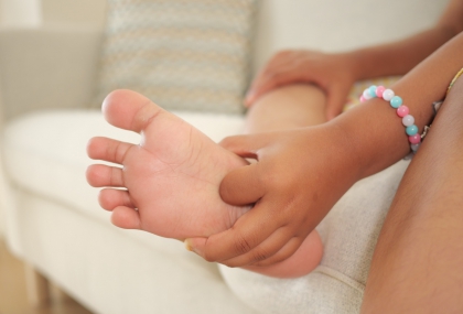 孩子晚上喊腳痛就是生長痛？醫打破迷思 出現這些症狀要就醫
