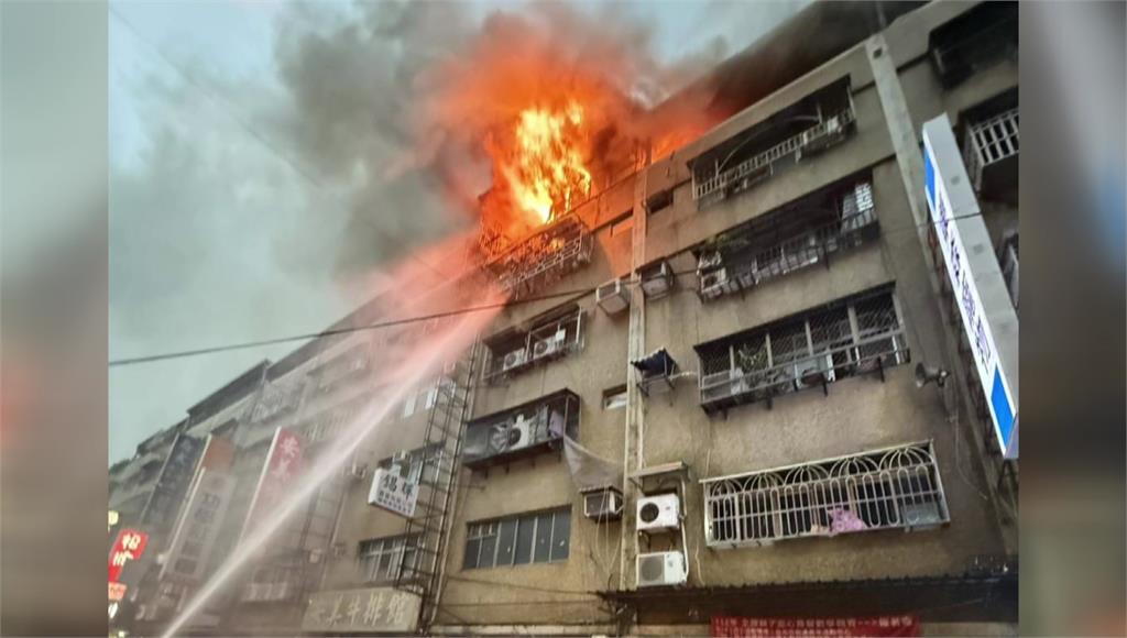 三重公寓疑冷氣爆炸起火　消防員救災後「熱衰竭」送醫