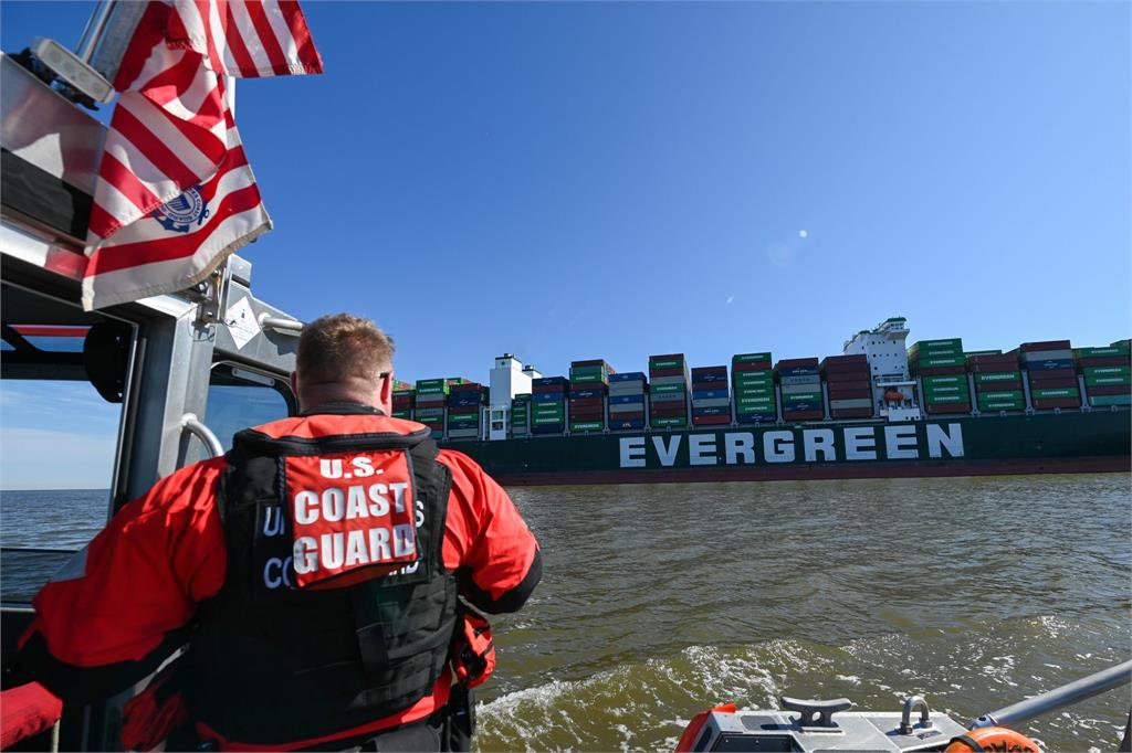 長榮旗下貨櫃輪「長程輪」擱淺美國巴爾的摩港附近。圖／翻攝自U.S. Coast Guard