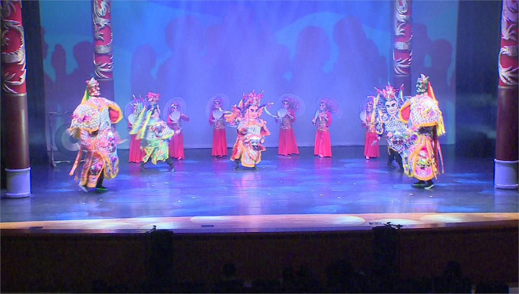 「妙璇舞蹈團」和「九天民俗技藝團」，跨界合演「廟會劇場」。圖／台視新聞