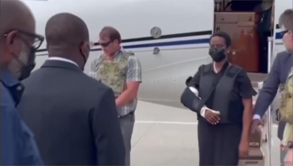 海地總統摩依士遺孀瑪婷身穿防彈背心下機。圖／翻攝自Twitter@PrimatureHT