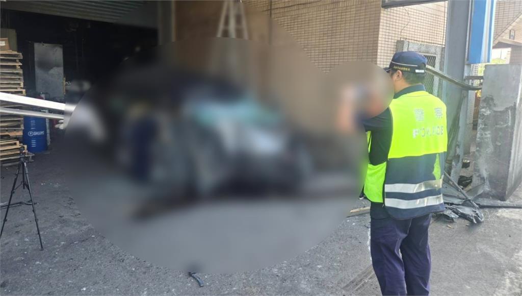 高雄轎車撞4機車後衝進工廠 駕駛包包搜出「喪屍煙彈」傷重不治
