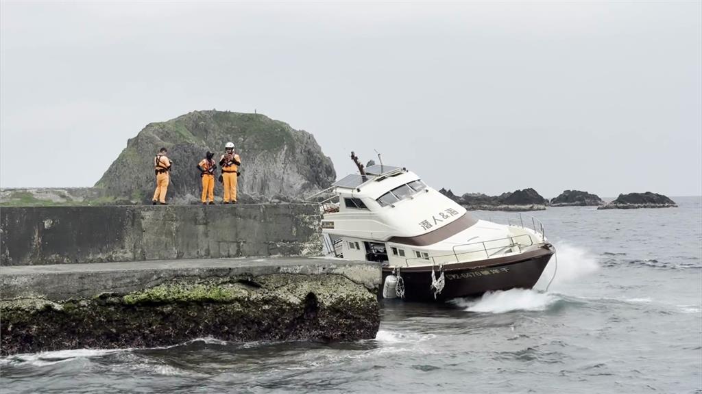 綠島公館港船隻機械故障失去動力擱淺 逾20名潛水客「跳船游回岸上」