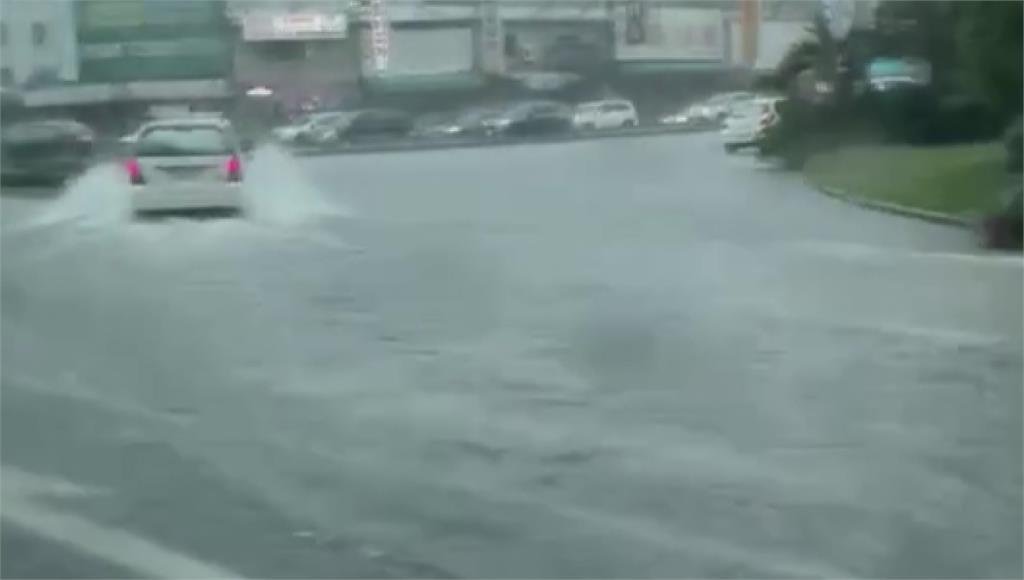 台中市昨天一場午後強降雨造成多處路段積水。圖／台視新聞