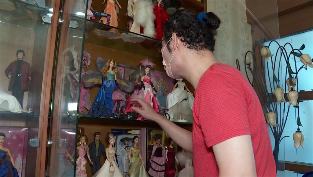 男主人珍藏逾200件芭比娃娃，最愛性感夢露造型。圖／台視新聞