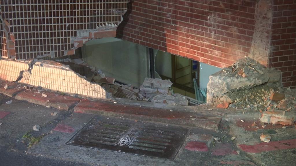 住家圍牆遭酒駕撞出一個大洞。圖：台視新聞