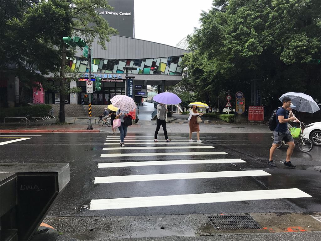 下半天雨勢漸歇，北台灣及宜花地區整日有涼意。圖：胡立夫 攝