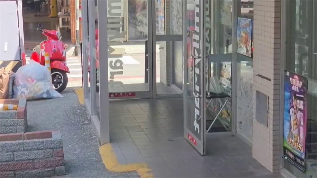 不滿冰淇淋掉落嗆要投訴 超商店員下跪大喊對不起