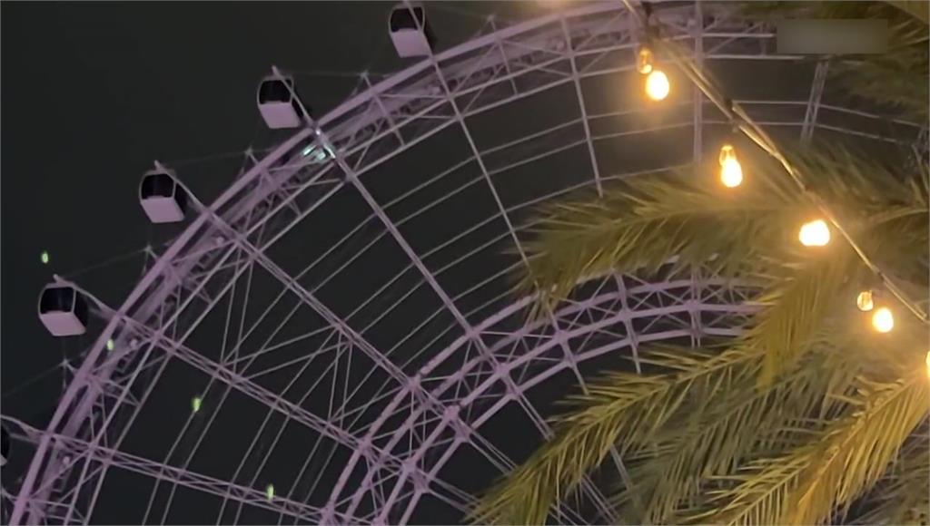 美國佛州奧蘭多一座遊樂園的摩天輪，在跨年夜突然故障，62名乘客受困。圖／路透社、CNN