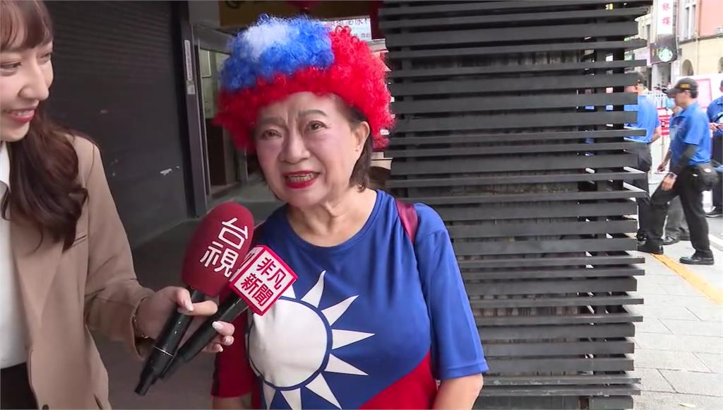 國慶大會場外也熱鬧！ 國旗婆婆現身發500頂爆炸頭