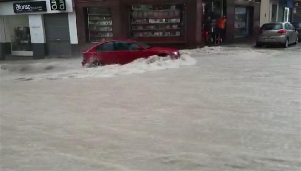 西班牙城鎮街道淹沒。圖／路透社、美聯社