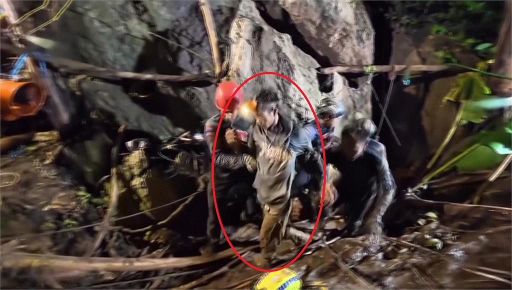 寮國洞穴淘金客遇洪水山崩 受困逾一週救出第一人！