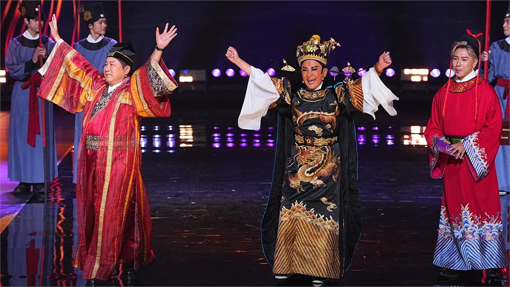 金鐘61／胡瓜合體陳亞蘭、歐弟開唱〈包青天〉自嘲槓龜後頒獎給自己