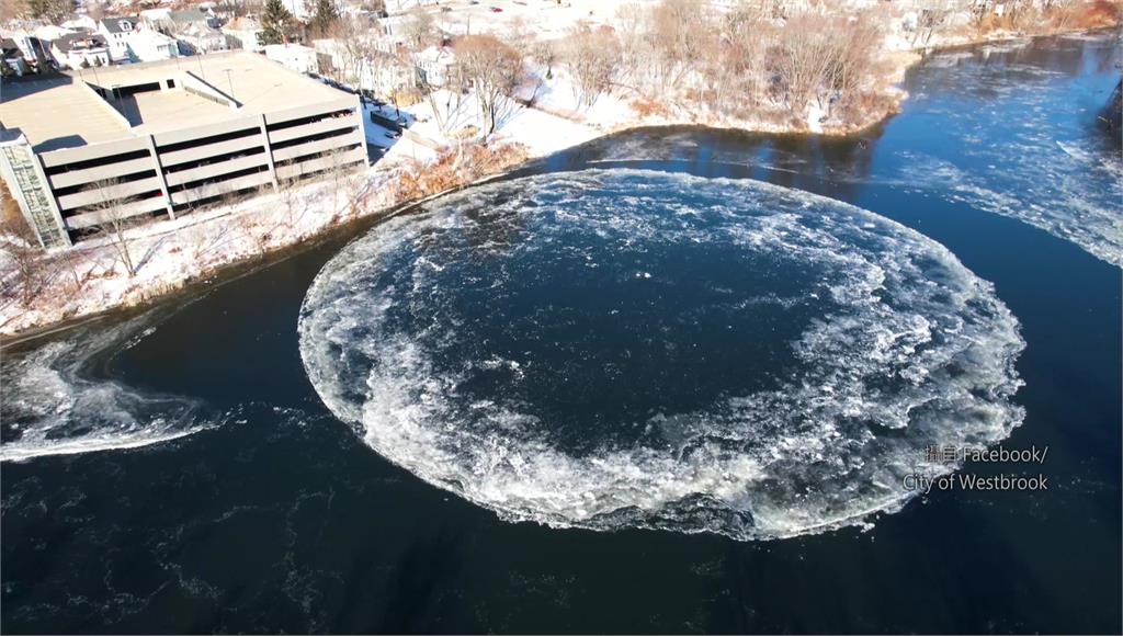 美國緬因州一處河上出現巨大白色冰盤。圖／翻攝自Facebook/City of Westbrook