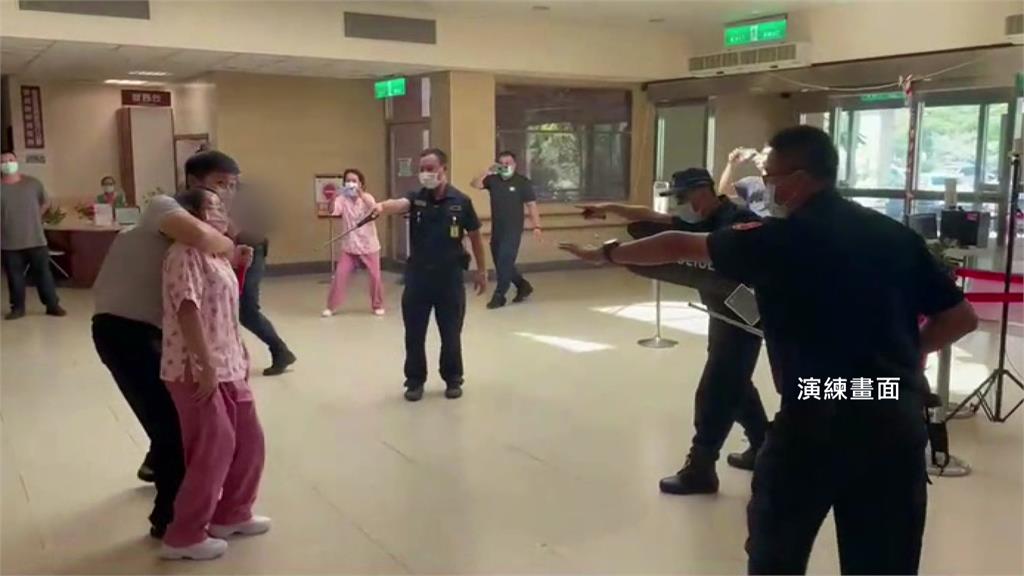 花蓮縣警分局與門諾醫院的醫護人員，進行防止醫療暴力的演練。圖／翻攝自演練畫面