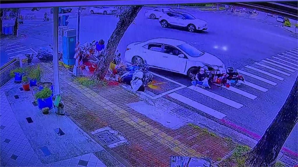 高雄7旬翁如「打保齡球」暴衝撞機車待轉區 車禍釀1死8傷