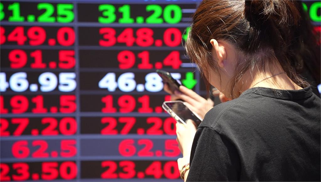 台股強攻站穩46K！收盤大漲503點　台積電收2435元