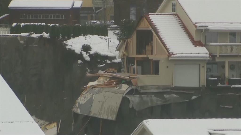 挪威小鎮耶爾呂姆發生走山意外，一棟房子懸在崖邊。圖：AP Direct