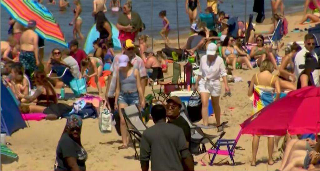 防疫限令逐漸鬆綁，美國海灘湧現大批遊客。圖：台視新聞
