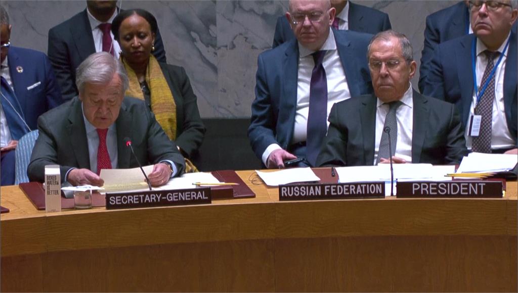 聯合國秘書長古特雷斯（左）譴責俄國侵略烏克蘭，俄國外長拉夫羅夫就坐旁邊。圖／美聯社、路透社