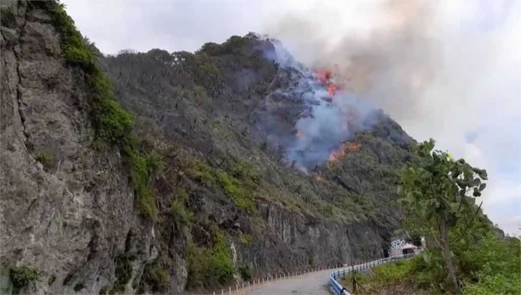 豐濱海岸公路火燒山，「親不知子海上古道」急疏散遊客。圖／台視新聞
