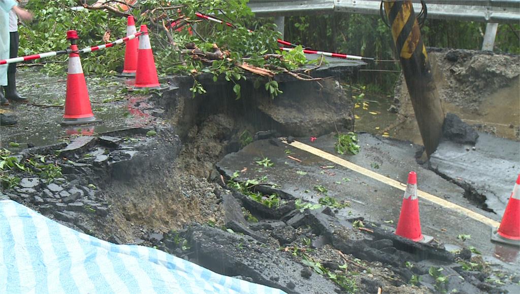 新北市三峽插角里通往桃園的北113線道，路面大規模坍塌。圖／台視新聞