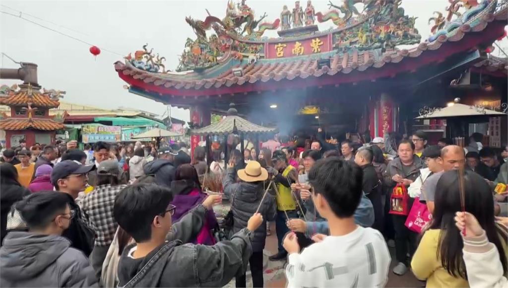 初一走春求財運！紫南宮擠滿借還發財金人潮 廟方估人數往年2-3倍