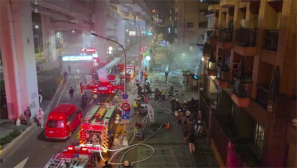 北市市民大道大樓暗夜惡火 6民眾一度受困