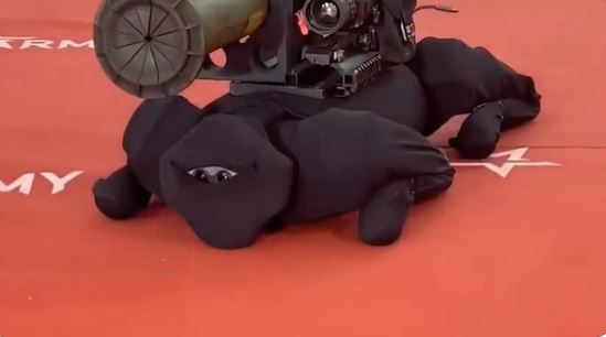 俄機器狗背反裝甲火箭，被踢爆「中國網購品」。圖／翻攝自推特