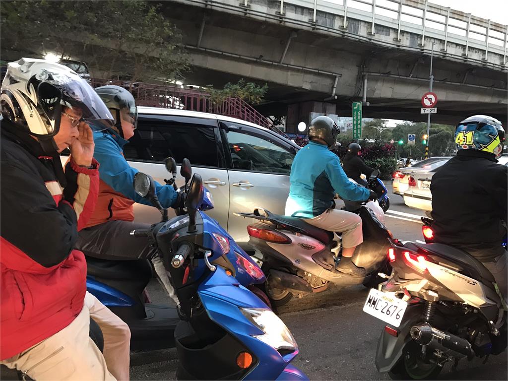 北東地區整日陰冷，入夜將迎這波冷氣團首播低溫，氣溫會再降。圖：胡立夫 攝