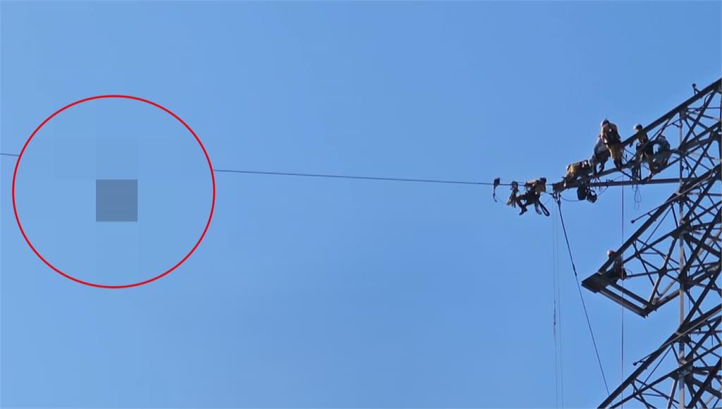 台電與特搜人員攀登高空電塔救援。圖／台視新聞