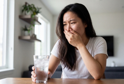 牙齒掉了怎辦？醫授「這樣做」植回成功率最高  用衛生紙包恐整顆報廢