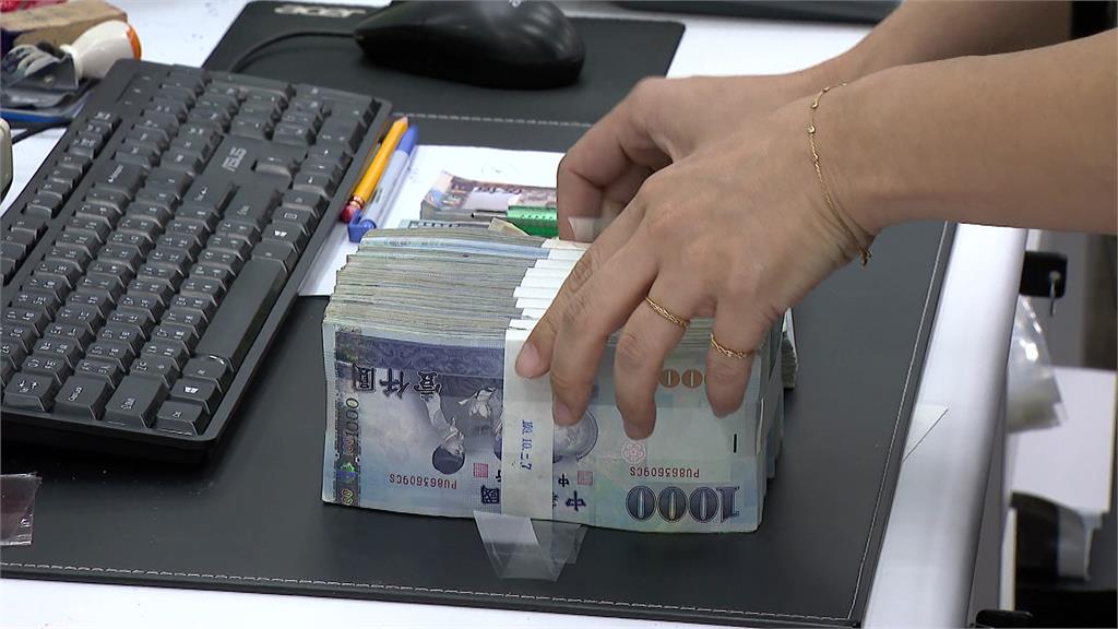 今年年終平均1.7個月、發放8萬2753元創新高 金融保險業最優渥