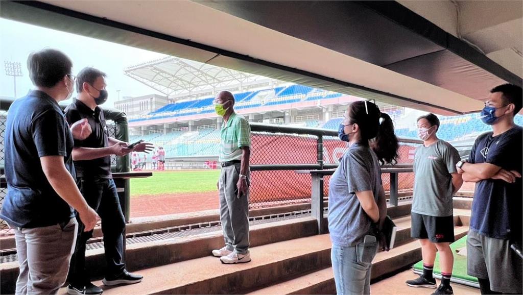 雲林縣府偕同相關單位視察斗六棒球場。圖／翻攝自Facebook @張麗善