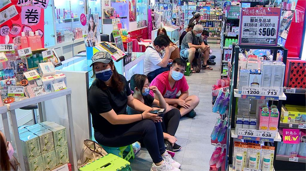 民眾排隊搶購藥妝店特殊色口罩。圖：台視新聞