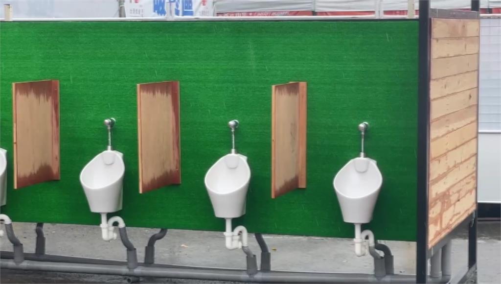 嘉義燈會「露天男廁」惹議！小便斗緊鄰通道 遊客經過見如廁背影