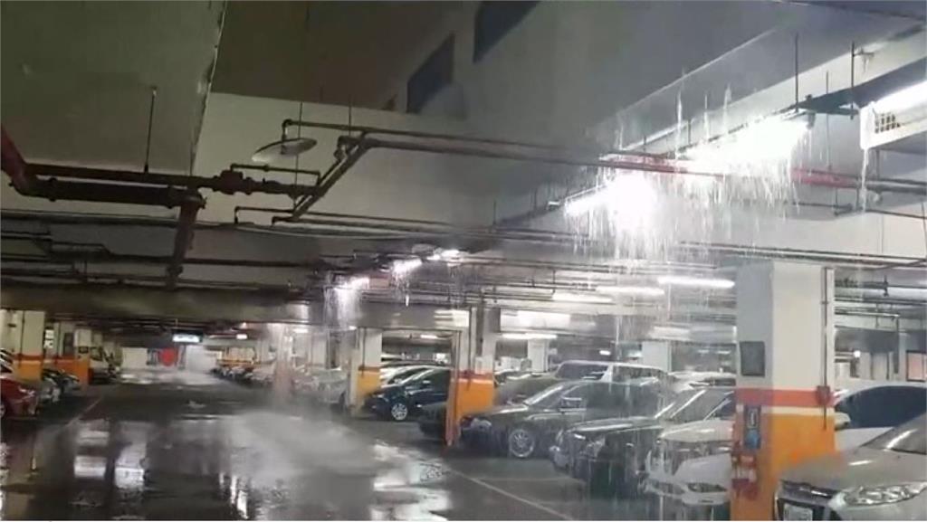 台中大里運動公園的地下停車場，出現漏水。圖：台視新聞