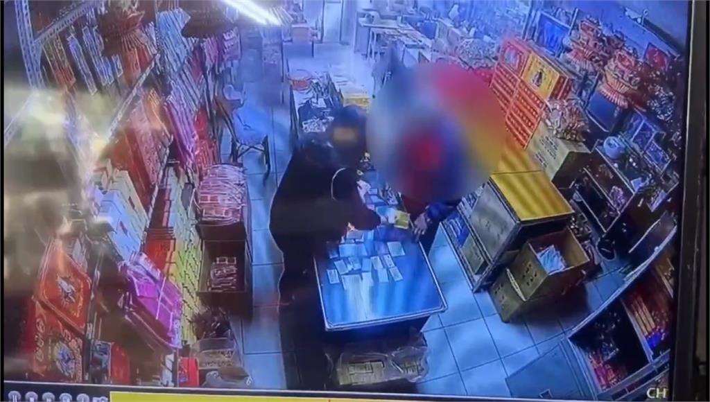 上週兩度到附近金香舖買連珠炮... 基隆88歲翁今廟前點燃鞭炮炸飛亡