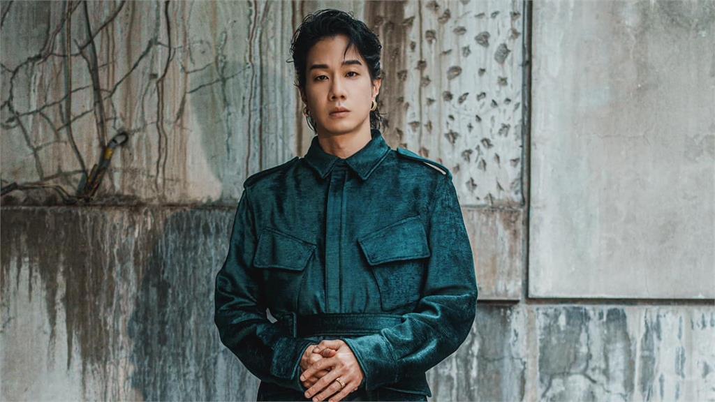 閃兵藝人+1！薛仕凌赴新北檢自首 30萬交保離開