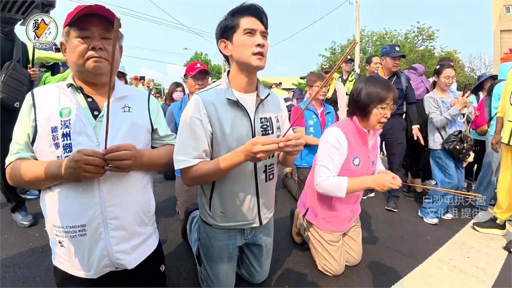 彰化縣長提名卡關、謝家姊弟之爭僵局 母親鄭汝芬現身跪求白沙媽