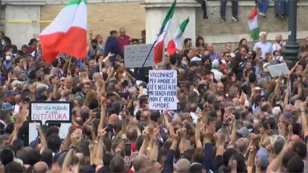 義大利上萬民眾上街頭示威。圖／翻攝自AP Direct
